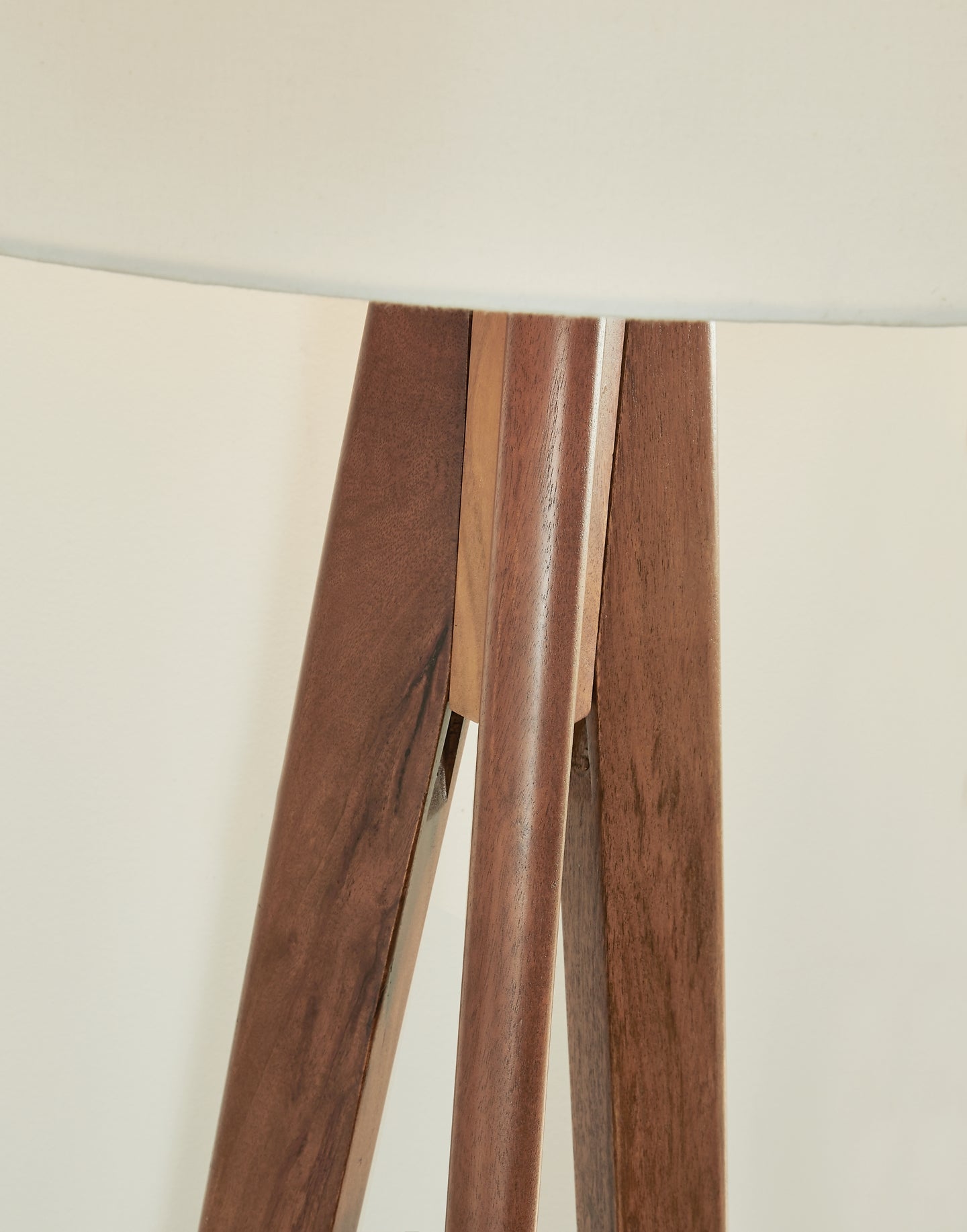 Dallson Wood Floor Lamp (1/CN)