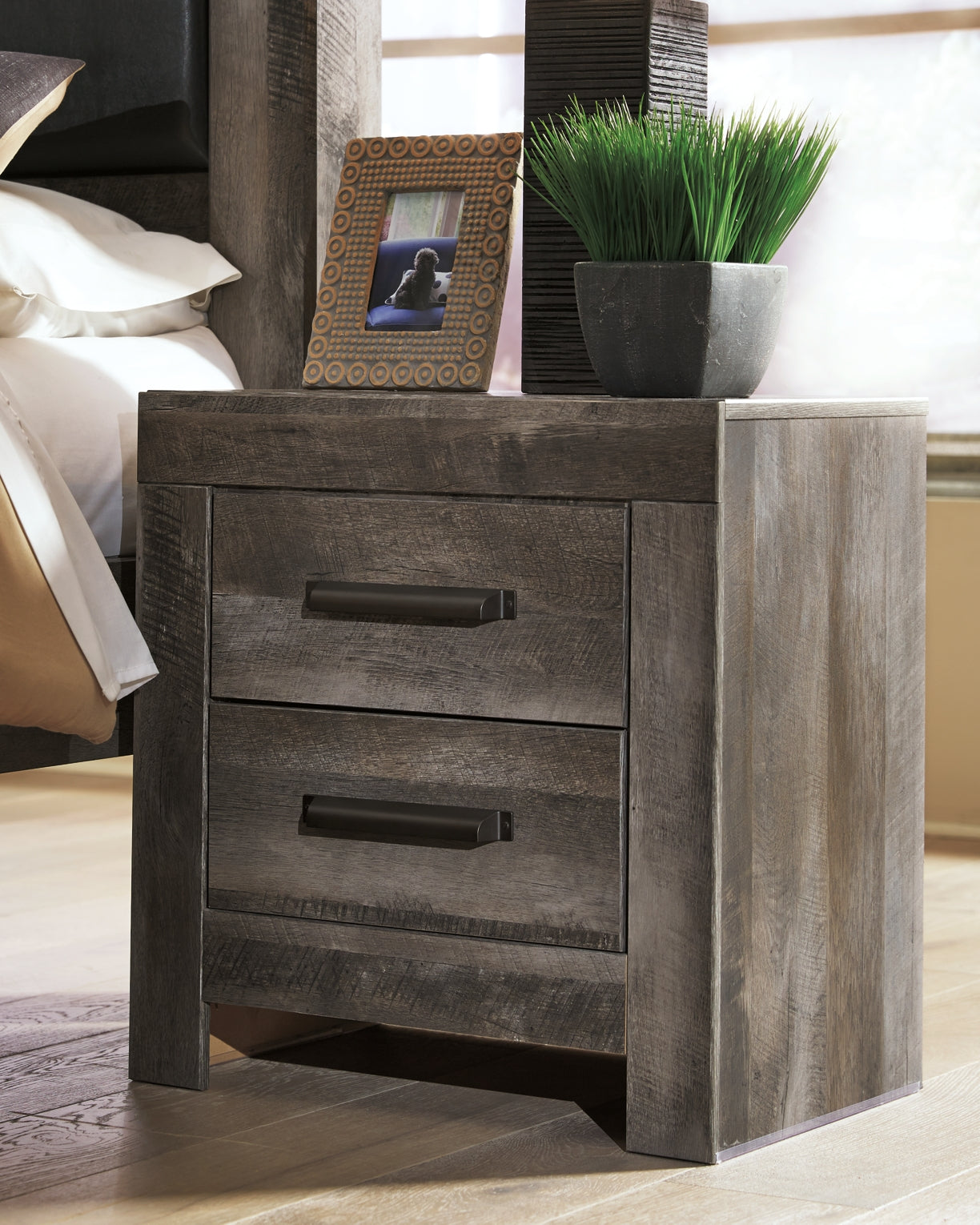 Wynnlow Queen Panel Bed with 2 Nightstands